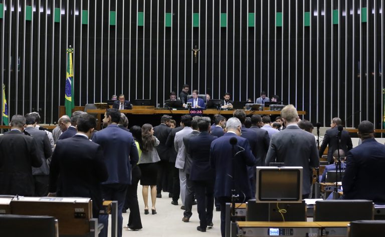 Projeto aprovado veta desconto automático no INSS e inclui autorização com uso de assinatura qualificada